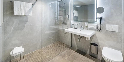 Wellnessurlaub - barrierefrei - Niedersachsen - Badezimmerbeispiel Komfort-Plus-Zimmer - Göbel's Vital Hotel