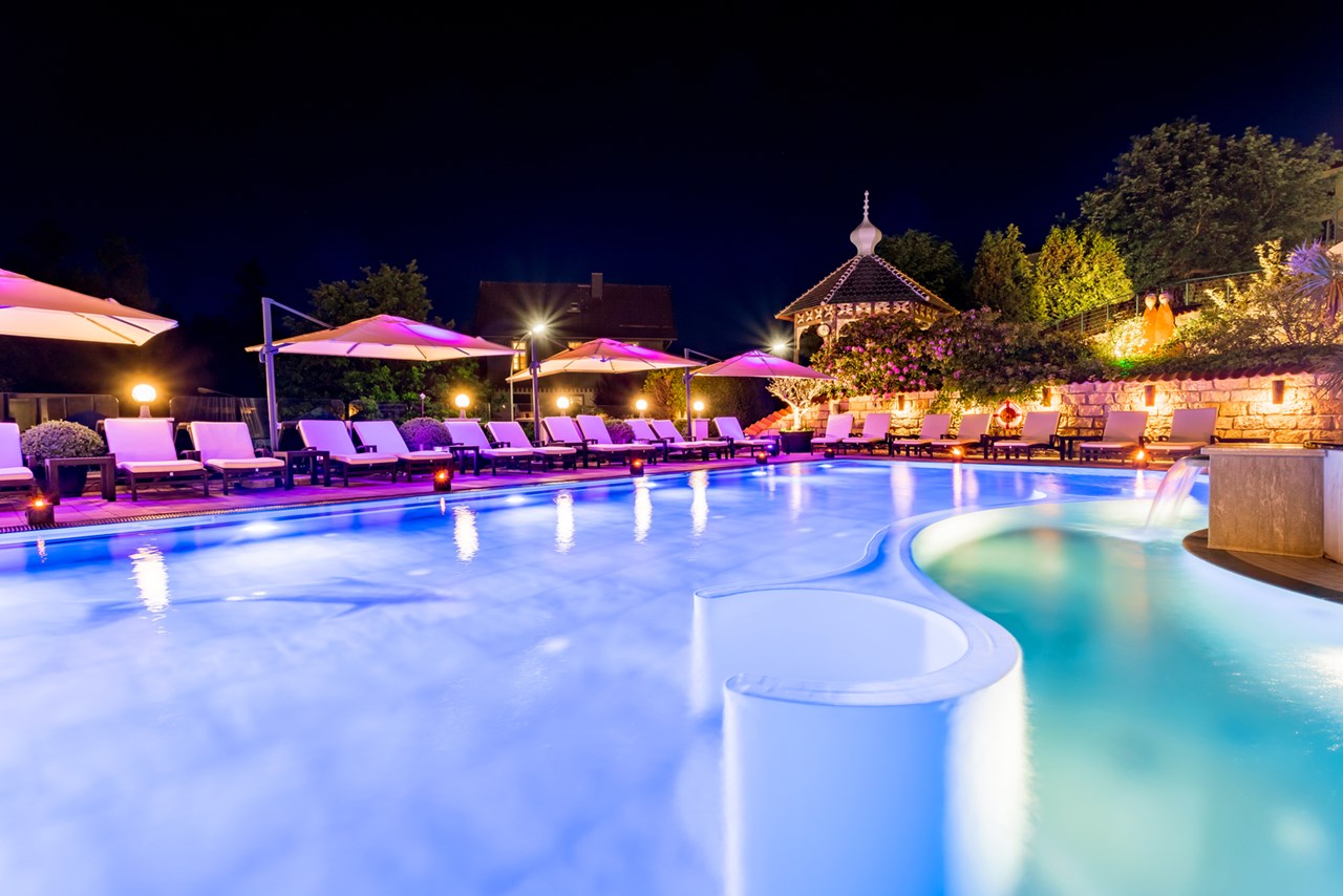 Hotel Romantischer Winkel - RoLigio® & Wellness Resort Saunen und Bäder im Detail Außenpool Laguna SPA