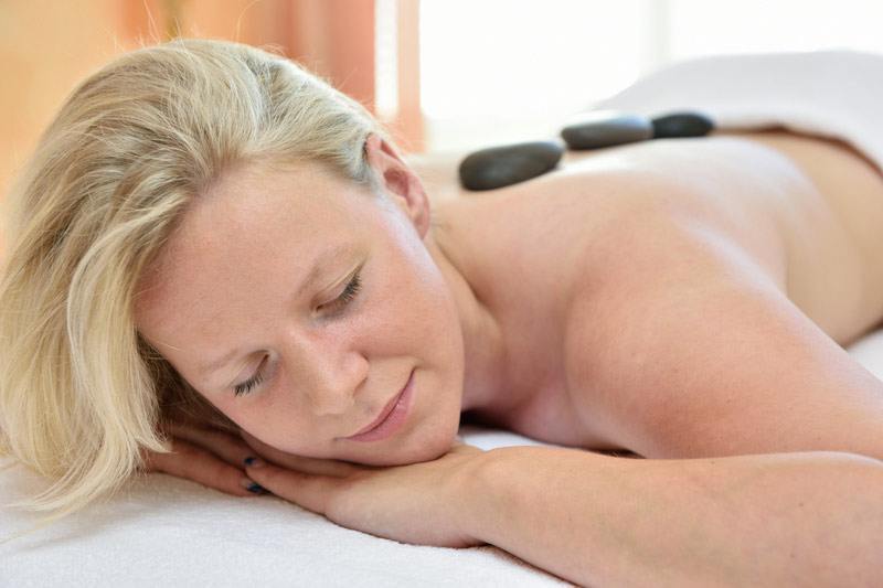 Köhlers Forsthaus Wellness und Genusshotel Massagen im Detail Rückenmassage mit heißen Steinen (30 min)