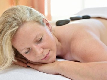 Ringhotel Köhlers Forsthaus Massagen im Detail Rückenmassage mit heißen Steinen (30 min)