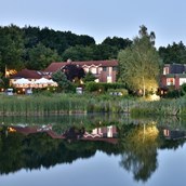 Wellnesshotel - Köhlers Forsthaus, Außenansicht Seeseite - Ringhotel Köhlers Forsthaus