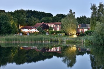 Wellnesshotel: Köhlers Forsthaus, Außenansicht Seeseite - Ringhotel Köhlers Forsthaus
