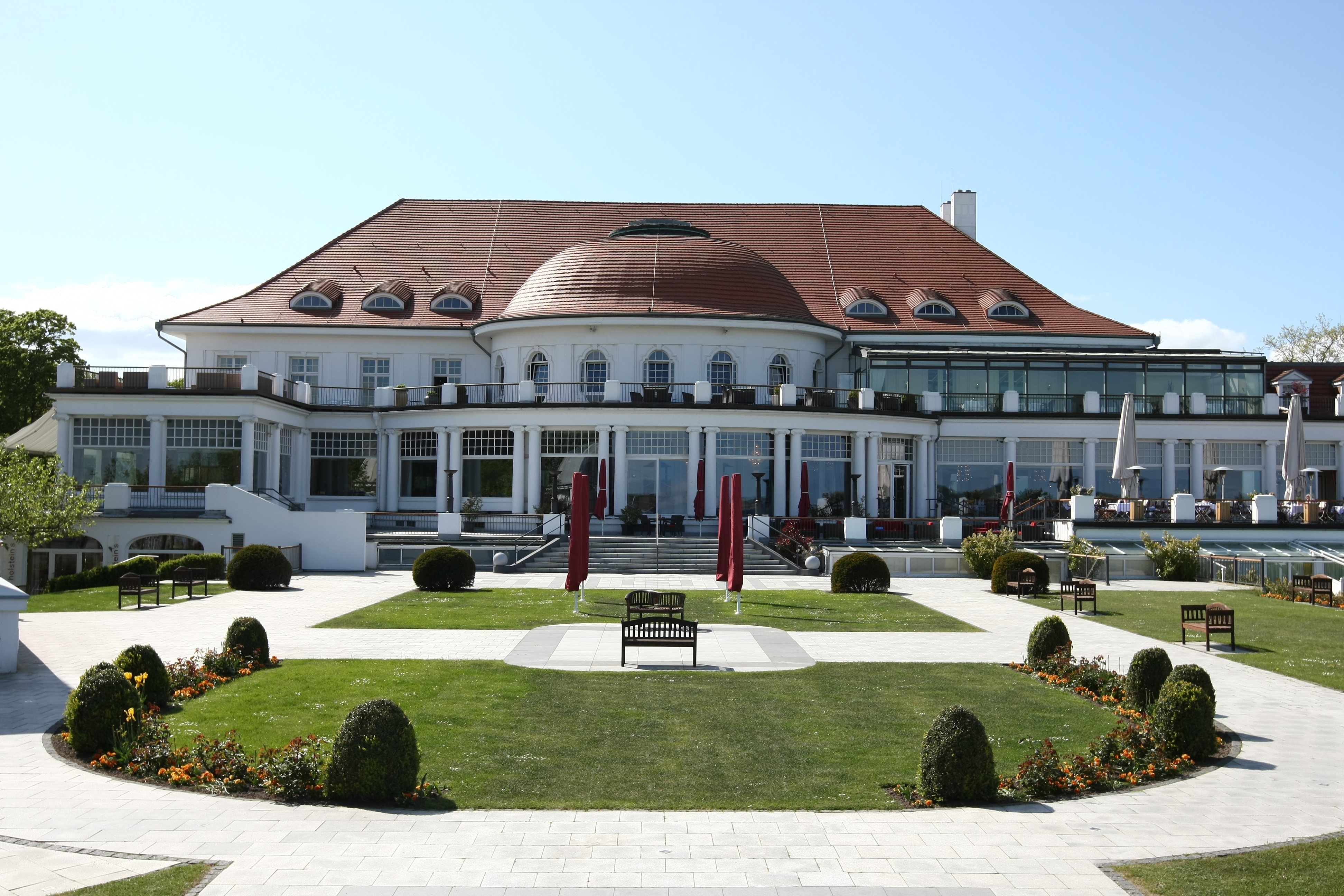 Wellnessurlaub - Ostsee - Außenansicht vom Hotelgarten - ATLANTIC Grand Hotel Travemünde