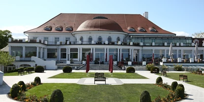 Wellnessurlaub - Paarmassage - Ostsee - Außenansicht vom Hotelgarten - ATLANTIC Grand Hotel Travemünde