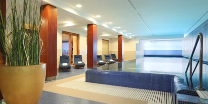 Wellnessurlaub - Paarmassage - Ostsee - ATLANTIC Beauty & Spa - Schwimmbad - ATLANTIC Grand Hotel Travemünde
