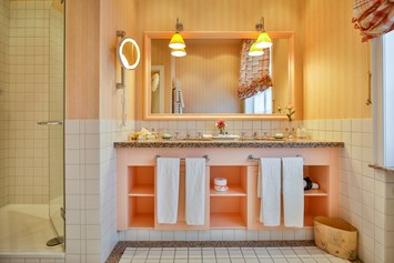 Wellnesshotel: Großzügige Badezimmer - mit Dusche und/oder Badewanne! - Hotel Stadt Hamburg