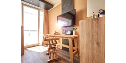 Wellnessurlaub - Schleswig - Schreibtisch und TV-Wand  - Ostseehotel Midgard in Damp