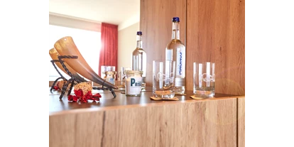 Wellnessurlaub - Schleswig - Wasserstation und Dekoration im Komfortzimmer - Ostseehotel Midgard in Damp