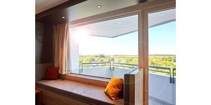 Wellnessurlaub - Schleswig - Beheizte Panoramasitzbank im Superiorzimmer - Ostseehotel Midgard in Damp