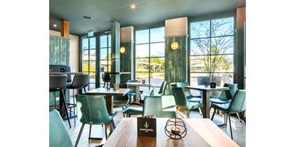 Wellnessurlaub - Schleswig - Sitzlounge der Hammaburg mit Blick auf den Yachthafen - Ostseehotel Midgard in Damp