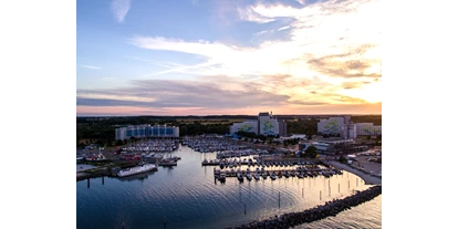 Wellnessurlaub - Schleswig - Luftaufnahme vom Dampland beim Sonnenuntergang - Ostseehotel Midgard in Damp