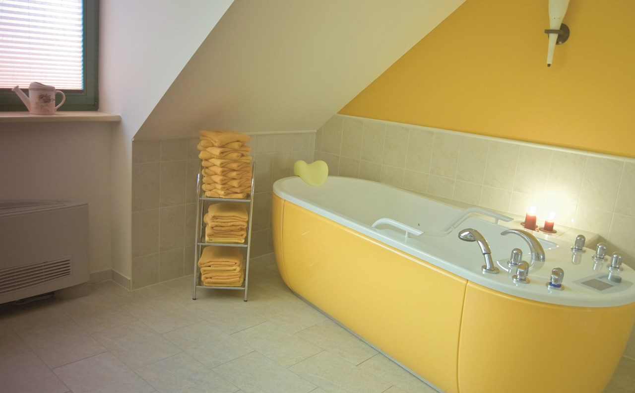 Hotel Hammermühle Saunen und Bäder im Detail Hydrojetwanne