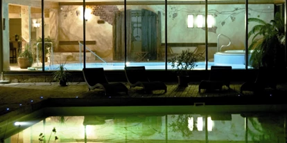 Wellnessurlaub - Pools: Innenpool - Thüringen - Blick vom Wellnessgarten ins Schwimmbad - Hotel Hammermühle