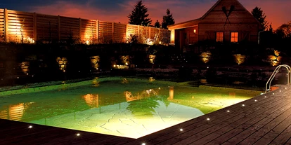 Wellnessurlaub - Pools: Innenpool - Thüringen - Bioteich bei Nacht - Hotel Hammermühle