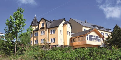 Wellnessurlaub - Klassifizierung: 4 Sterne - Meeder - Schlossberghotel Oberhof, Aussenansicht im Sommer - Schlossberghotel Oberhof