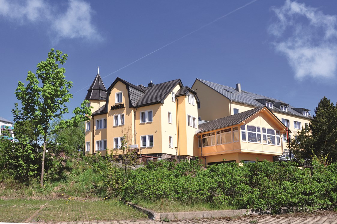 Wellnesshotel: Schlossberghotel Oberhof, Aussenansicht im Sommer - Schlossberghotel Oberhof