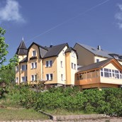 Wellnesshotel - Schlossberghotel Oberhof, Aussenansicht im Sommer - Schlossberghotel Oberhof