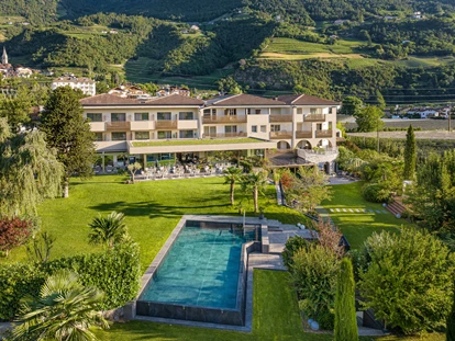 Wellnessurlaub - Dorf Tirol - Hotelansicht - Wellnesshotel Meran Südtirol - FAYN garden retreat hotel