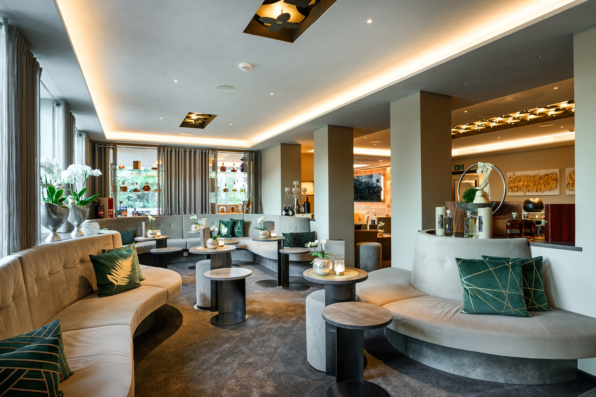 Wellnesshotel: Elegante Bar mit modernen Linien und ruhiger Stimmung – Genuss und Leichtigkeit - FAYN GARDEN RETREAT HOTEL - Kulinarik | Restaurant