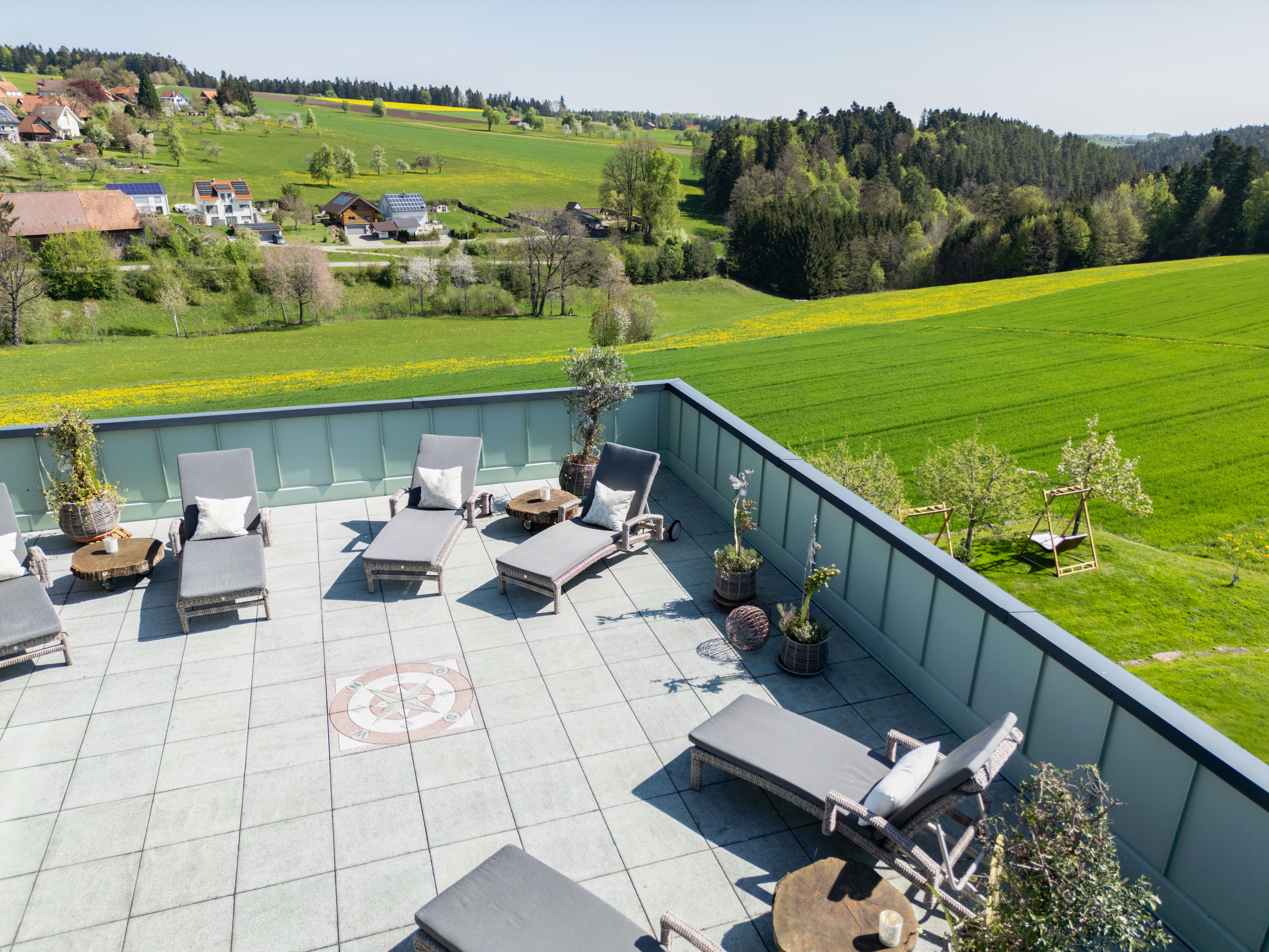 Wellnesshotel: Dachterrasse mit Ausblick - Landhotel Talblick **** - Hotel | Umgebung