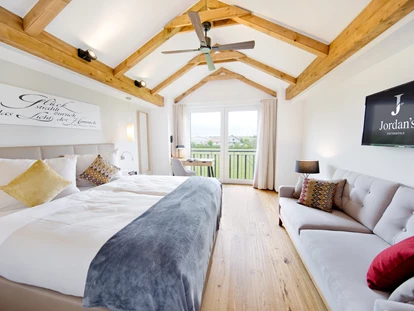 Wellnessurlaub - Maniküre/Pediküre - Flomborn - Doppelzimmer Himmelreich
Doppelzimmer Himmelreich
In unserer neuen Mühle No 7 finden Sie Doppelzimmer unserer Kategorie „Himmelreich“. Auf 26 m² erwartet Sie viel Luft und ein offenes Ambiente mit Blick auf die umliegenden Felder. Die ruhigen Zimmer sind im Landhausstil gestaltet und verfügen über ein bequemes Boxspringbett zum Kuscheln und Träumen. Warme Materialien und Farben verbinden sich mit natürlichen Holzoberflächen zu einem Wohntraum wie auf Wolke 7. - Hotel Jordan's Untermühle