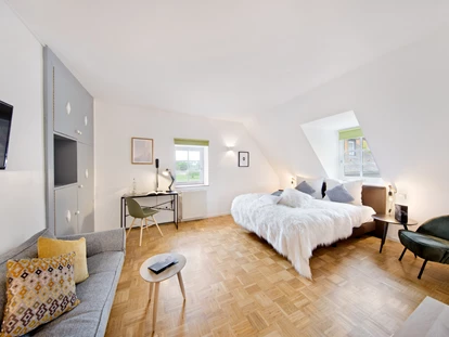 Wellnessurlaub - Maniküre/Pediküre - Flomborn - Doppelzimmer Vintage Love 
Die 20 m² großen Doppelzimmer „Vintage-Love“ in der Kuschel-Mühle erhalten durch eine gemütliche Vintage Couch auf dem Zimmer einen besonders kuscheligen und romantischen Charme. Hochwertige Parkettböden und ein Boxspringbett versprechen viel Komfort gepaart mit einem Hauch von Luxus dank der Regendusche im modernen Bad. - Hotel Jordan's Untermühle
