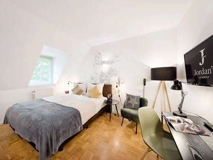 Wellnessurlaub - Maniküre/Pediküre - Flomborn - Kuschelzimmer Wohlfühlnest 
Unsere Kuschelzimmer „Wohlfühlnest“ in der Kuschel-Mühle machen ihrem Namen alle Ehren. Auf 14 m² erwartet unsere Gäste ein kleines Kuschelreich zum Verlieben. Zum Teil laden gemütliche Boxspringbetten zum ausgiebigen Träumen ein. Hochwertige Parkettböden und freundliche Farben lassen die Räumlichkeiten offen und einladend wirken. Einige Zimmer erhalten durch die Deckenschrägen ein besonders wohnliches Flair. Starten Sie Ihren Tag unter der Regendusche mit einem besonderen Spa-Gefühl. - Hotel Jordan's Untermühle