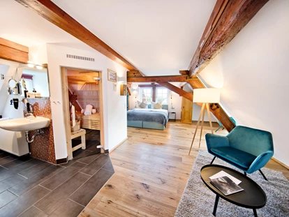 Wellnessurlaub - Maniküre/Pediküre - Flomborn - SPA Traumsuite 
Die „SPA Traumsuite“ lädt zum Entspannen in heimelig-moderner Atmosphäre ein. Auf 38 großzügigen m² sorgen Parkettboden, Fachwerk, Deckenschrägen und bodentiefe Fenster für ein Gefühl von Luxus bei herrlichem Ausblick auf die Pferdekoppeln. Die Whirlwanne verspricht genussvolle Wohlfühlmomente. Besonderes Highlight der „Spa Traumsuite“ ist die private Sauna auf dem Zimmer. Zum Träumen schön.Hinweis: Für die Nutzung der Sauna in der Suite, ist eine zusätzliche Sicherheitsgebühr von 5€/pro 2 Stunden fällig. - Hotel Jordan's Untermühle