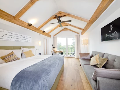 Wellnessurlaub - Maniküre/Pediküre - Flomborn - Doppelzimmer Wolkenblick 
26 m² zum Wohlfühlen, Träumen und Genießen. Unsere Doppelzimmer „Wolkenblick“ gewähren herrliche Ausblicke auf die Felder und die Weite des Himmels. Treten Sie hinaus auf den Balkon und atmen Sie die frische Landluft tief ein. Im Zimmer trifft ländlicher Charme auf modernen Schick. Ein bequemes Boxspringbett verspricht traumhaften Schlaf. Die individuelle Möblierung ist funktional gehalten und verspricht dank warmen Farben und edlen Holzoberflächen einen Ort der Geborgenheit und Ruhe. - Hotel Jordan's Untermühle
