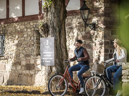 Wellnessurlaub - Maniküre/Pediküre - Flomborn - Die sanften Hügel und weiten Ebenen rund um unser Wohlfühlhotel bieten sich bestens zum Mountainbiken in Rheinland-Pfalz an. Allein in der Region Mainz-Bingen stehen 36 abwechslungsreiche MTB-Touren zur Auswahl. Vom gemütlichen Familienausflug über die Genusstour bis hin zur anspruchsvollen Tagesetappe ist dabei für jeden Anspruch das passende dabei. Direkt vor der Haustür beginnt der Selztalradweg, ein schöner Rad- und Wanderweg entlang der Selz. Vom Hotel aus können Sie ebenfalls direkt auf den gemütlichen Amiche-Radweg oder die abwechslungsreichen Hiwwel-Touren starten.
Suchen Sie nach Strecke, die Sie auch fordert? Dann ist der Rheinradweg/Rheinhessen sowie die Rheinterrassenroute für Sie bestimmt richtig! - Hotel Jordan's Untermühle
