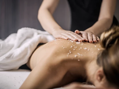 Wellnessurlaub - Maniküre/Pediküre - Flomborn - Entspannen Sie bei unseren vielfältigen Anwendungen angefangen bei Massagen bis hin zu Beautybehandlungen, bringen Sie Körper, Geist und Seele in Einklang und profitieren Sie von unserem Angebot rund um Yoga & Gesundheit. In unserem sonnendurchfluteten Panorama-Yogaraum finden Sie zu sich und erleben Yoga Retreats und Yoga Gruppenkurse in besonderer Atmosphäre. Die passende Ernährung unterstützt den positiven Einfluss auf ihre Gesundheit beim Wellness in Rheinhessen in Jordan’s Untermühle. - Hotel Jordan's Untermühle