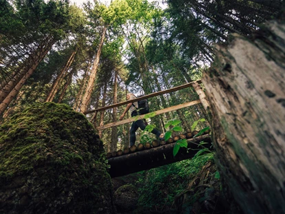Wellnessurlaub - Fontanella - Hoteleigener Entspannungswald - Torghele's Wald & Fluh