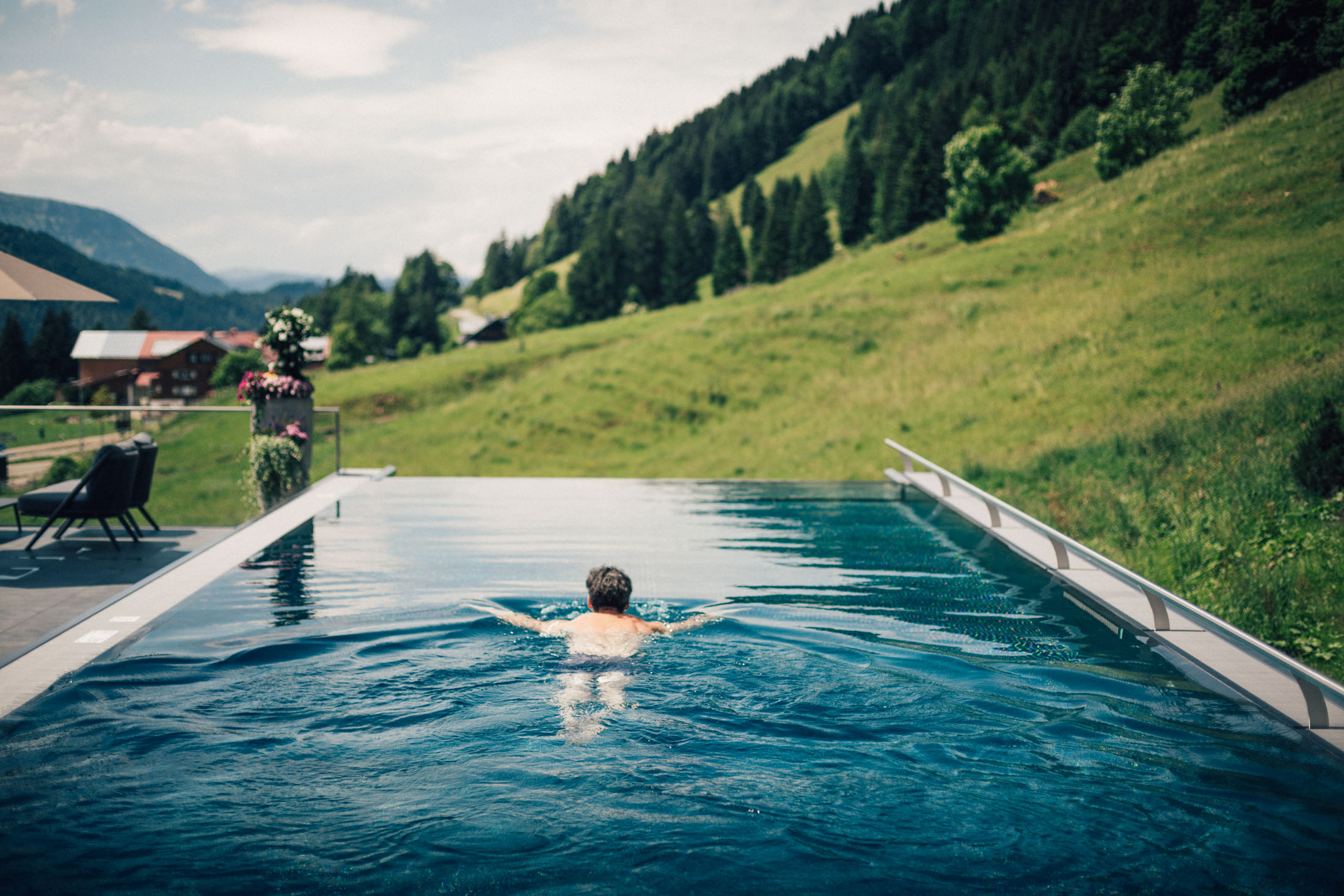 Wellnesshotel: Infinitypool mit herrlichem Ausblick - Torghele's Wald & Fluh