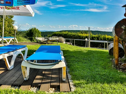 Wellnessurlaub - Verpflegung: Vollpension - Steinenbronn - Außenbereich Liegewiese  - Vital- und Wellnesshotel Albblick