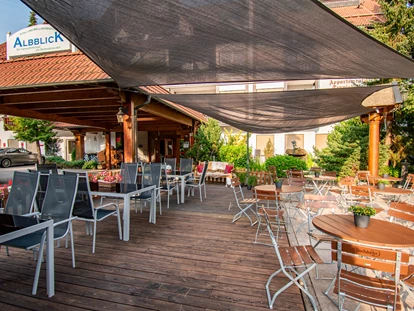 Wellnessurlaub - Verpflegung: Vollpension - Steinenbronn - Außenbereich Biergarten - Vital- und Wellnesshotel Albblick