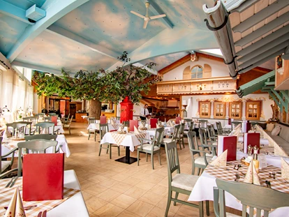 Wellnessurlaub - Verpflegung: Vollpension - Steinenbronn - Restaurant  Dorfplatz - Vital- und Wellnesshotel Albblick
