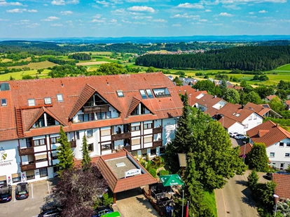 Wellnessurlaub - Verpflegung: Vollpension - Steinenbronn - Stammhaus mit Ausblick auf die Schwäbische Alb - Vital- und Wellnesshotel Albblick