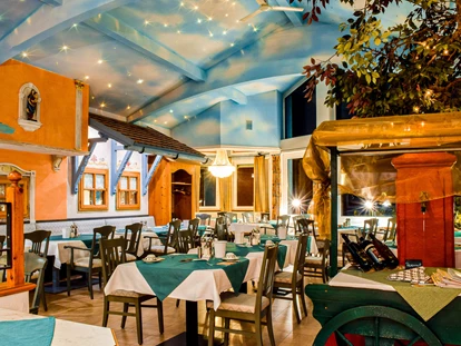Wellnessurlaub - Verpflegung: Vollpension - Steinenbronn - Restaurantteil Dorfplatz bei Nacht - Vital- und Wellnesshotel Albblick