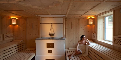 Wellnessurlaub - Gesichtsmassage - Perkam - Mit milden 55° bis 60° C ist die Sauna sehr beliebt bei allen, die es nicht ganz so heiß möchten. Das Holz der Zirbe hat einen nachweislichen Erholungs- und Gesundheitswert. Außerdem duftet die Zirbe herrlich.  - Das Götzfried**** Kultur- und Spahotel