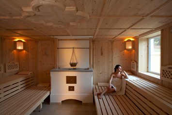Wellnesshotel: Mit milden 55° bis 60° C ist die Sauna sehr beliebt bei allen, die es nicht ganz so heiß möchten. Das Holz der Zirbe hat einen nachweislichen Erholungs- und Gesundheitswert. Außerdem duftet die Zirbe herrlich.  - Das Götzfried**** Kultur- und Spahotel 