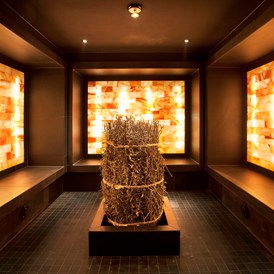Wellnesshotel: Sole-Lounge ca. 36°C
Warmraum mit Solesteinen. Durch die Salzluft fühlen Sie sich wie am Toten Meer. - Panoramahotel Oberjoch