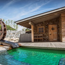 Wellnesshotel: Blockhaussauna ca. 90°C 
Finnische Sauna im Freien. Schwitzen Sie bei regelmäßigen stattfindenden Aufgüssen und kühlen Sie sich im Tauchbecken ab.
 - Panoramahotel Oberjoch