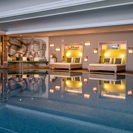 Wellnesshotel: Großes Schwimmbad mit gemütlichen Kuhfellbetten - Hotel Franks