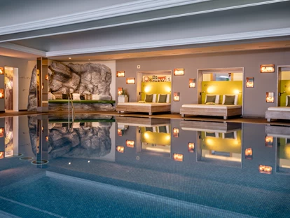 Wellnessurlaub - Fontanella - Großes Schwimmbad mit gemütlichen Kuhfellbetten - Hotel Franks