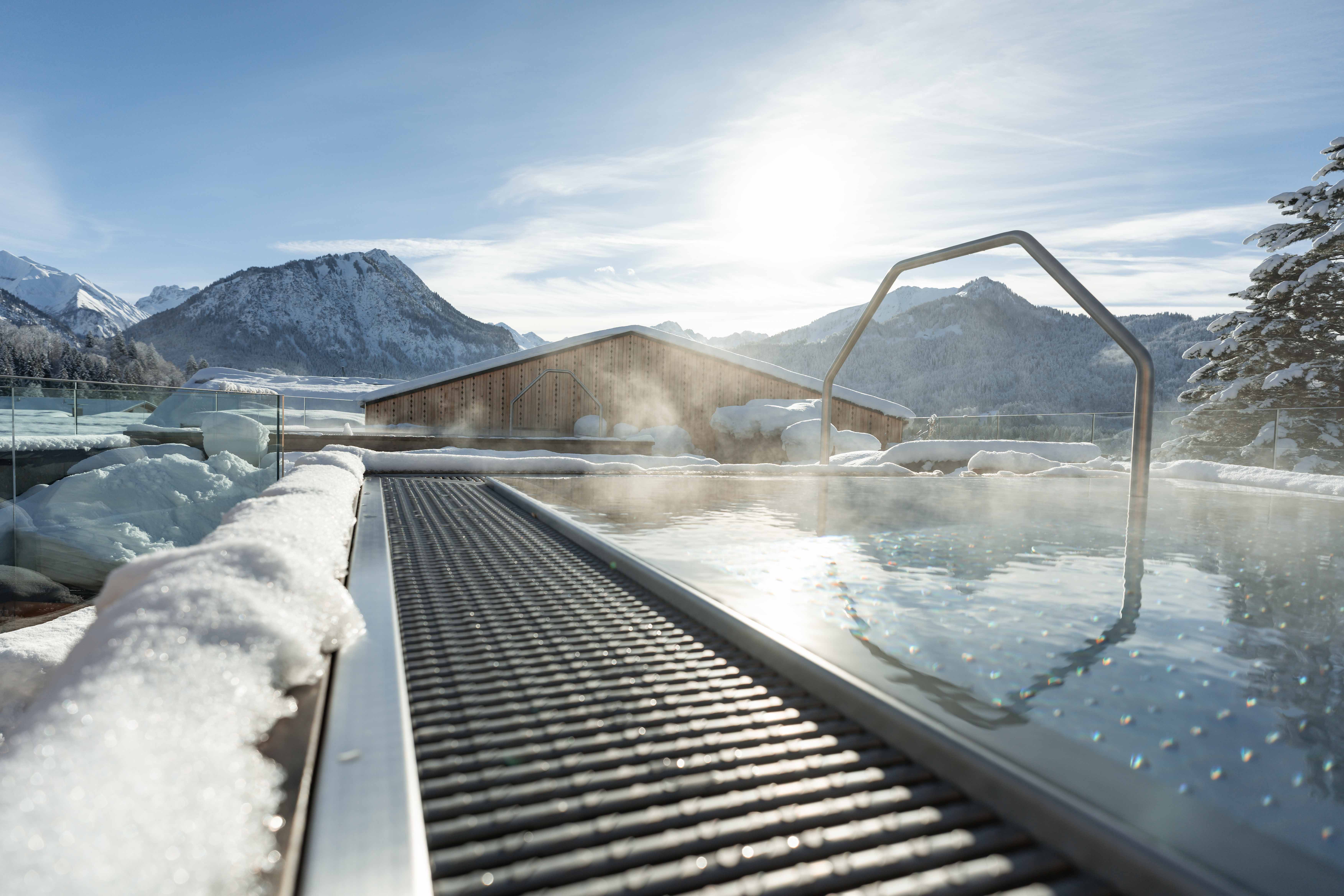 Wellnesshotel: Onsen-Pools auf dem Dach mit Ausblick - Hotel Franks - Wasser