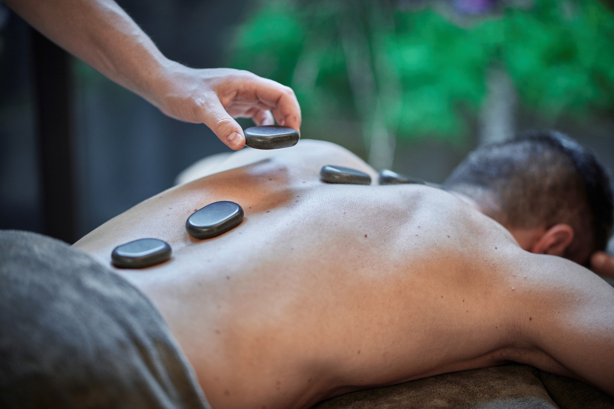 Quellenhof Luxury Resort Lazise Massagen im Detail STEINRITUAL