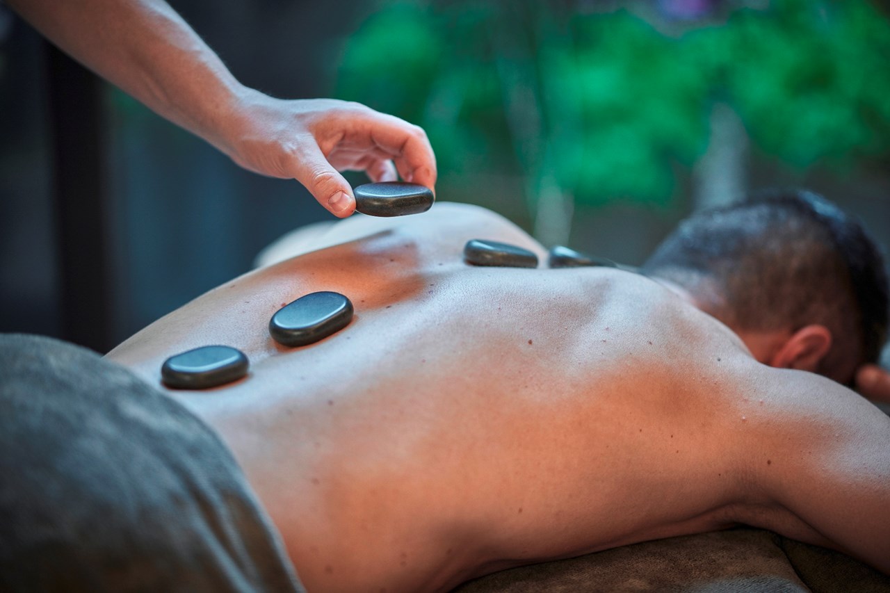 Quellenhof Luxury Resort Lazise Massagen im Detail STEINRITUAL