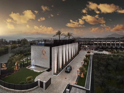 Wellnessurlaub - Babysitterservice - Luxuriöse Einfahrts-Allee - Quellenhof Luxury Resort Lazise