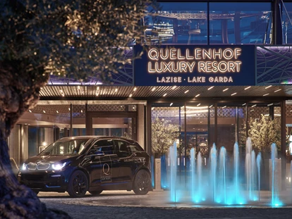 Wellnessurlaub - Babysitterservice - Springbrunnen am Eingang - Quellenhof Luxury Resort Lazise
