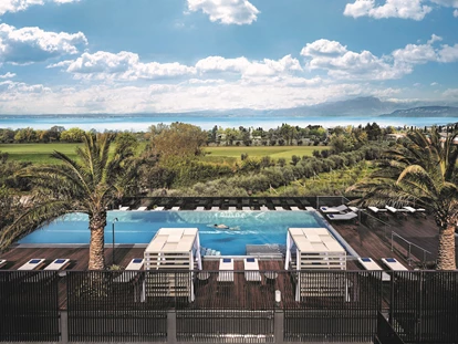 Wellnessurlaub - Babysitterservice - Exklusiver Blick auf den Gardasee vom Sky Pool aus. - Quellenhof Luxury Resort Lazise